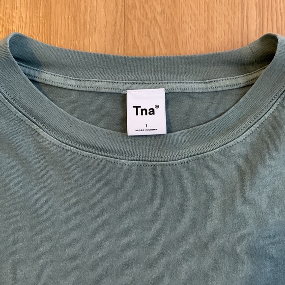 aritzia (tna) - cropped loose-fit t-shirt - Picture 2 of 4